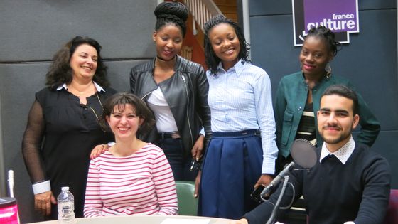 France Culture, studio 110, 19e Printemps des poètes... La productrice Aline Pailler, Renata Ilic qui gère ce projet, Jolie Matondo, leur professeur & trois jeunes poètes (de g. à d.) ©Radio France - Annick Haumier-France Culture
