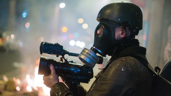 Un journaliste équipé pour filmer les affrontements entre la police et des manifestants dénonçant les violences policières.. ©AFP - Simon Guillemin / Hans Lucas