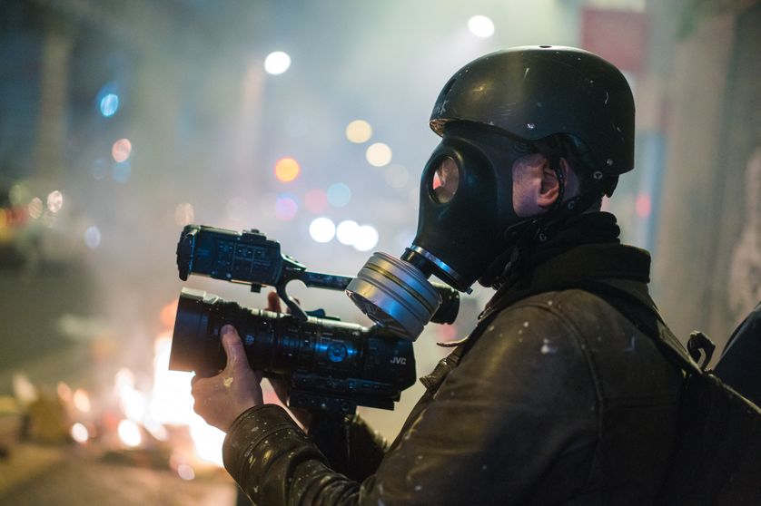 Un journaliste équipé pour filmer les affrontements entre la police et des manifestants dénonçant les violences policières..