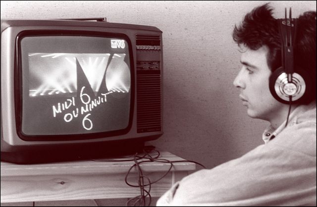 Un jeune homme regarde les premières images venant de la régie de TV-6, une nouvelle chaîne musicale de télévision, le 22 février 1986 à Paris