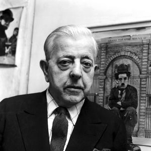 Jacques Prévert (1900-1977), dans sa maison à Montmartre à Paris. Mars 1964.
