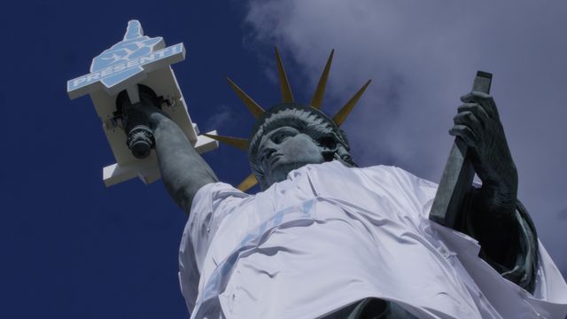 Pour l'Appel des Solidarités, la statue de la Liberté à Paris a été relookée