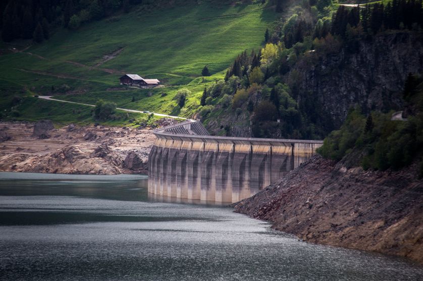 Photographie prise le 9 juin 2016 montrant le lac et le barrage Roselend situés dans le sud-ouest de la France à Beaufort.