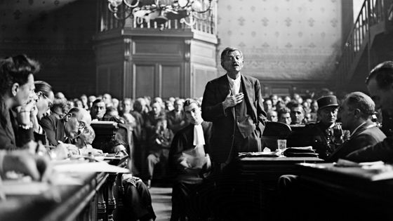 Pierre Laval, ancien vice-président du Conseil du gouvernement de Vichy, s'exprime lors de son procès, en octobre 1945. Condamné pour haute trahison, il sera fusillé le 15 octobre 1945. ©AFP