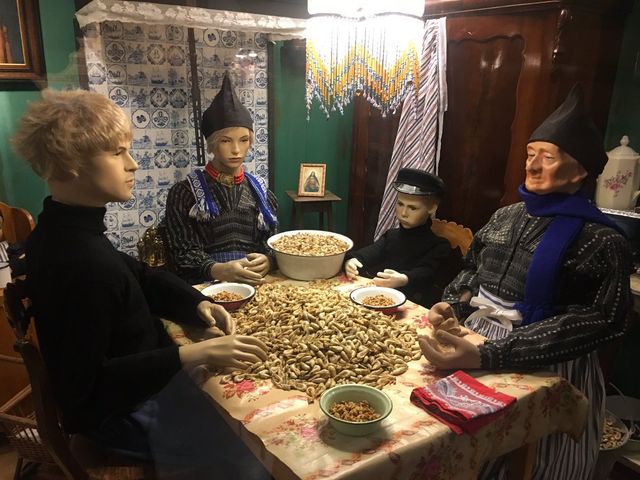 mannequins qui épluchent des crevettes au musée de Volendam