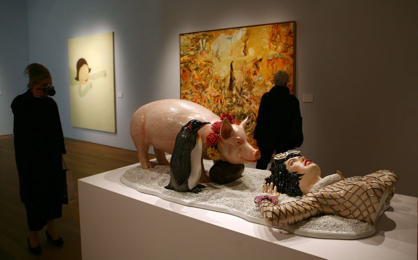 La sculpture "Fait d'hiver" de Jeff Koons, qui présente de grandes ressemblances avec une image issue d'une publicité de la campagne pour Naf Naf elle aussi intitulée "Fait d'hiver"