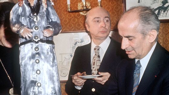 Photo prise le 19 décembre 1973 à Paris du réalisateur Gérard Oury fêtant le succès du film "Rabbi Jacob en compagnie du comédien Louis de Funès. ©AFP - 000_Par845742