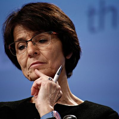 La Commissaire européenne à l'emploi Marianne Thyssen dénonçait le caractère discriminant de la "clause Molière", adoptée dans plusieurs régions françaises en mars 2017.