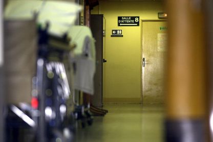 Couloir en direction d'une salle d'attente d'hôpital. Couloir en direction d'une salle d'attente d'hôpital.