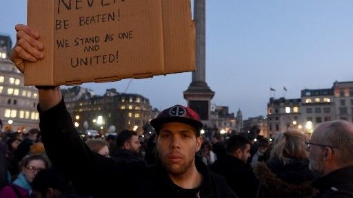 Plusieurs centaines de personnes rassemblées ce soir à Trafalgar Square pour rendre hommage aux victimes de l'attentat de Westminster ©AFP - KATE GREEN / ANADOLU AGENCY