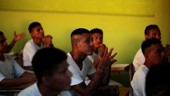 Des membres du gang Barrio 18 participent au programme de réinsertion Yo Cambio, en février 2017. ©Reuters - Jose Cabezas