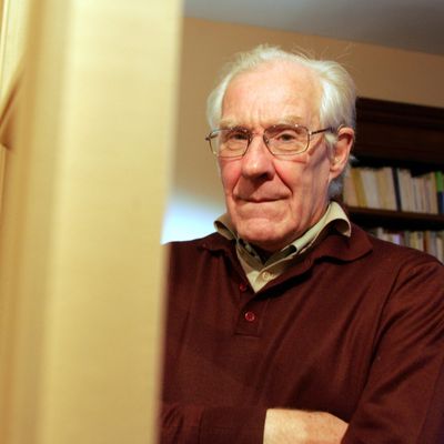 Portrait d'Alain Badiou dans son appartement à Vanves le 17/12/2007.