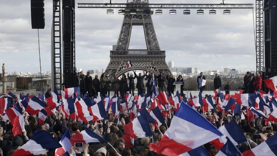 Supporters de François Fillon lors de son meeting du Trocadéro à Paris ©AFP - GEOFFROY VAN DER HASSELT