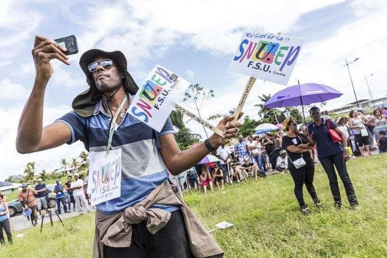 Des manifestants devant le rectorat de Guyane à Cayenne