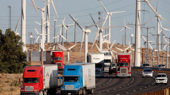 Camions diesel sur une autoroute bordée d'éoliennes, près de Banning en Californie (USA), 08/12/2009 ©AFP - DAVID MCNEW / GETTY IMAGES NORTH AMERICA / AFP