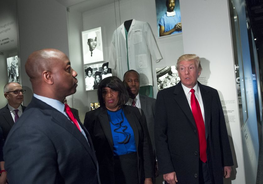 Donald Trump visite le Musée national de l'histoire et de la culture afro-américaine à Washington le 21 février 2016.