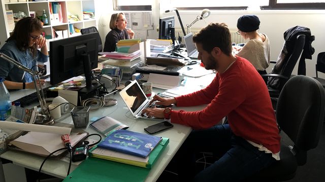 Dans les bureaux, Imane en service civique, Thibaut professeur relais, et Laurence Cabrol en charge des relations avec le public