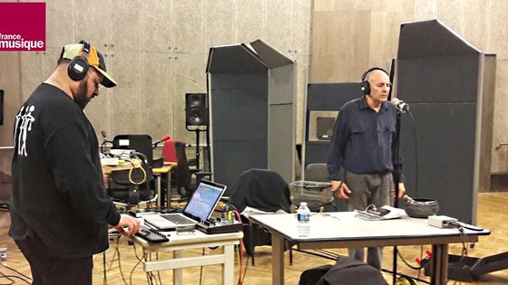 Low Jack et Ghédalia Tazartès au studio 107 pour Tapage Nocturne ©Radio France - Soizic Noël
