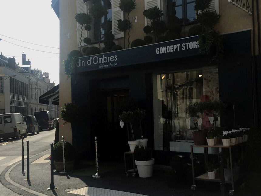 Ouvert il y a quelques jours par celui qui se définit comme "un fabricant de rèves", ce "concept store" unit notamment un atelier floral et un salon de thé