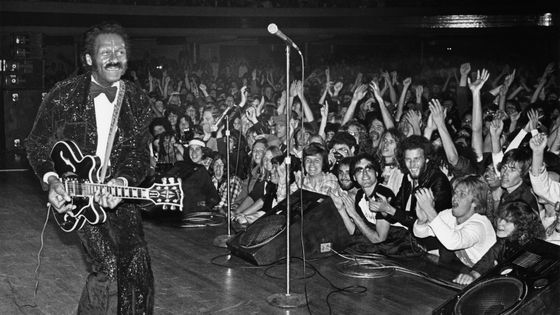 Chuck Berry en plein "Duck walk" à un concert au Palladium à Los Angeles en 1980 ©Getty - George Rose