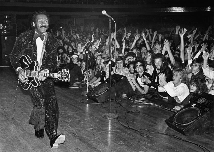 Chuck Berry en plein "Duck walk" à un concert au Palladium à Los Angeles en 1980