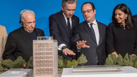 Franck Gehry, Bernard Arnault, François Hollande et Anne Hidalgo devant la maquette du projet ©AFP - CHRISTOPHE PETIT TESSON / POOL / AFP