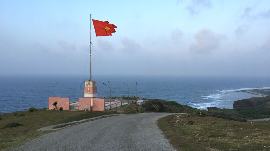 Le drapeau vietnamien flotte sur les hauteurs de l'île de Ly Son, poste avancé du Vietnam en mer de Chine du sud, près des îles Paracels revendiquées par le Vietnam et la Chine