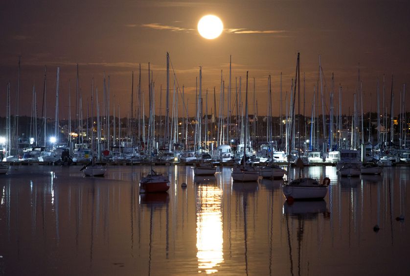 Super lune sur le port de plaisance du Kernevel en Bretagne