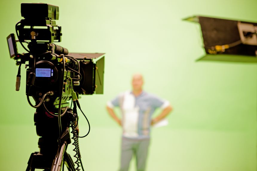 Tournage d'un film sur fond vert. Cela permet d'incruste ensuite sur l'image un fond différent. Le bleu et le vert sont utilisés pour ces fonds car ces couleurs sont peu présentes dans la peau humaine, ce qui facilite le traitement de l'image ensuite