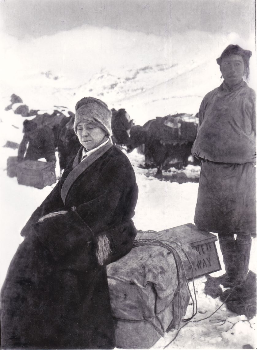 Alexandra David-Néel campe près du village de Pashi, à la frontière entre le Sikkim et le Tibet, 1914. Maison A. David-Neel, Digne-les-Bains
