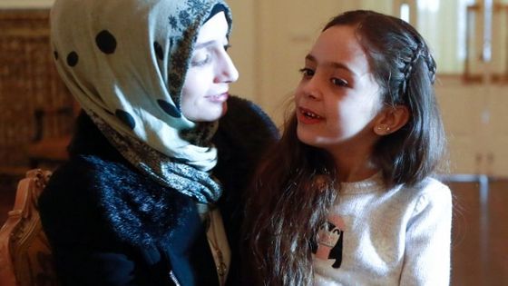 Bana et sa mère à Ankara, en décembre 2016 - ADEM ALTAN / AFP
