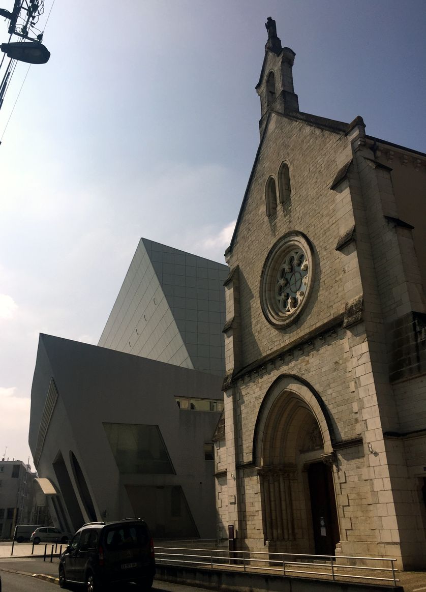 Inaugurée en 1994, la scène nationale et médiathèque de l'Equinoxe continue à détonner par son architecture moderne audacieuse