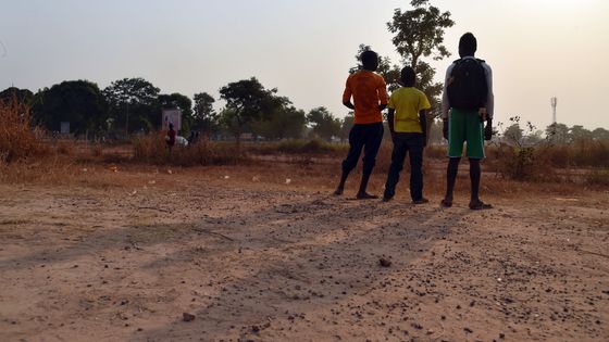Des enfants vivant dans le camp de déplacés de M'Poko affirmant avoir été témoins ou victimes d'exactions sexuelles commises par des soldats de la mission Sangaris, le 11 février 2016 ©AFP - ISSOUF SANOGO