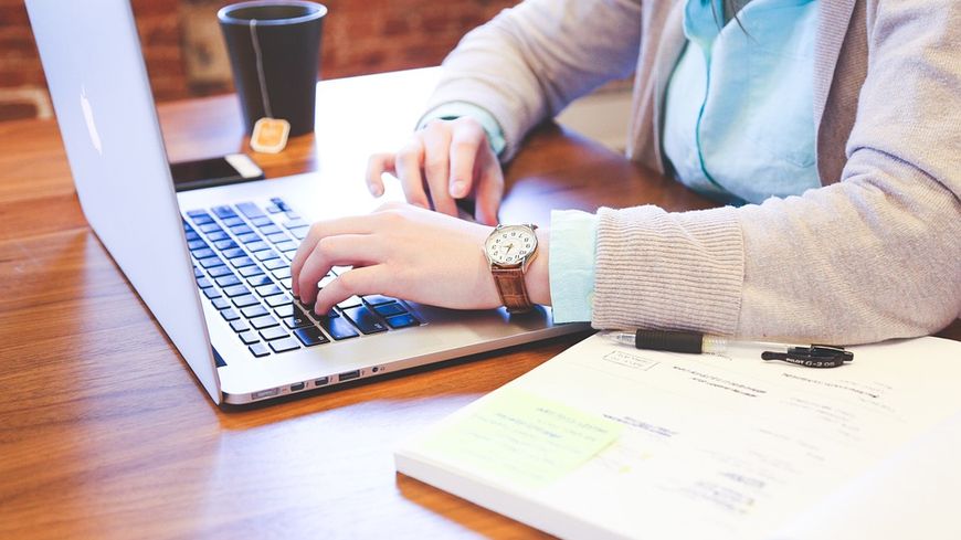 Jeune travailleuse dans une start up