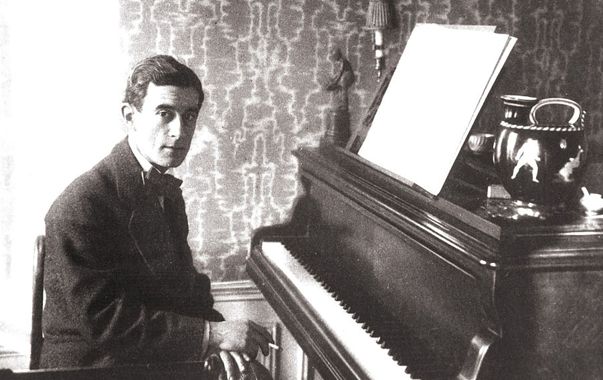Rares sont les photographies de Ravel sans une cigarette à la main. De tempérament nerveux, il fumait beaucoup et souffrait régulièrement d'insomnies.