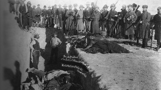 Fosse commune avec des Lakotas morts après le massacre de Wounded Knee. 1891.
