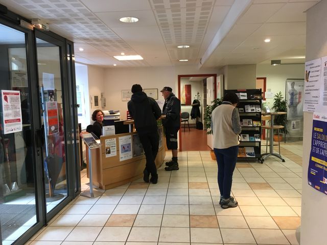 A la maison des services de Murat, sous la "cocotte numérique" l'espace de coworking de la communauté de communes, anciens et nouveaux arrivants se croisent sans forcément se mélanger.