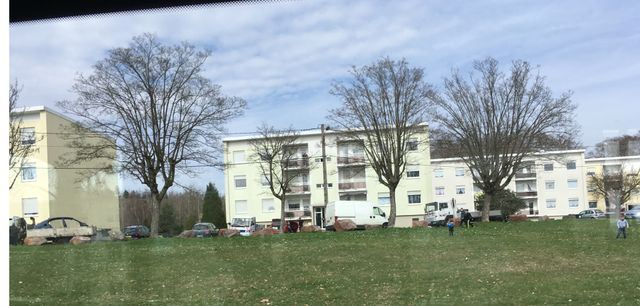 Ancienne cité minière du Bruch desservie par une unique ligne de bus. Ici de nombreux logements mis à disposition des travailleurs des houillères, sans loyer.