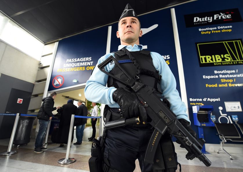 Gendarme à l'aéroport de Montpellier en novembre 2015
