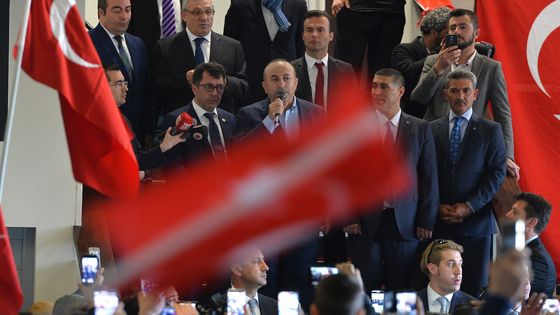 Le ministre turc des Affaires étrangères Mevlut Cavusoglu lors d'un meeting pour le référendum du président Erdogan à Metz (France) le 12 mars 2017 ©AFP - MUSTAFA YALCIN / ANADOLU AGENCY