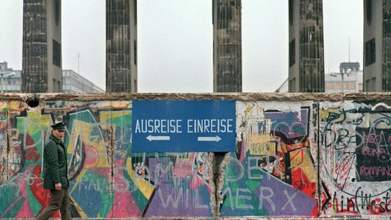 Un policier d'Allemagne de l'Ouest passe au pied du mur de Berlin avant l'ouverture de la porte de Brandenburg le 22 décembre 1989 ©AFP - Patrick Hertzog
