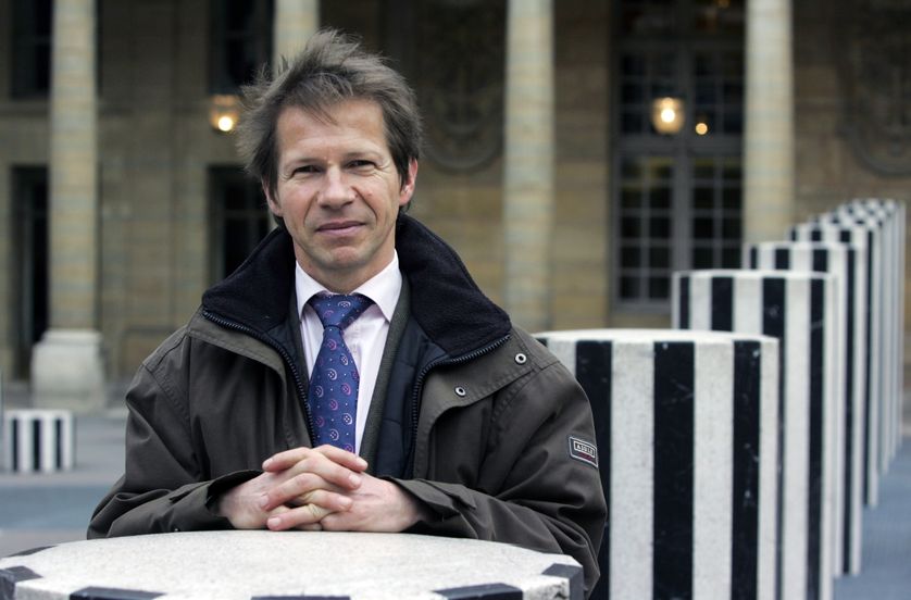 Jean-Marc Jancovici, expert des questions climat/énergie, pose dans les jardins du Palais Royal le 20 mars 2007 à Paris.