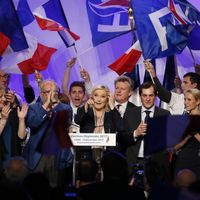 Marine Le Pen entourée de l'état-major du Front national, en meeting à Paris le 10 décembre 2015