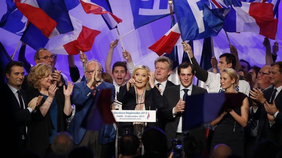Marine Le Pen entourée de l'état-major du Front national, en meeting à Paris le 10 décembre 2015 ©AFP - PATRICK KOVARIK