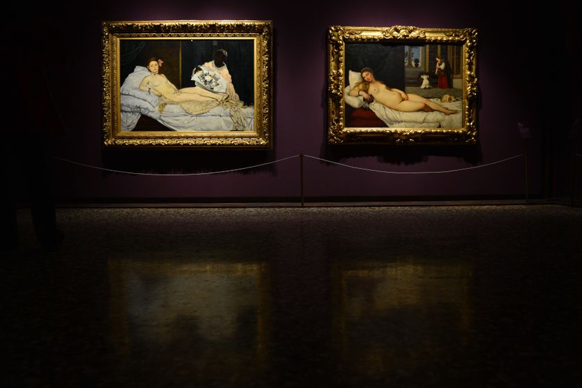 L'Olympia de Manet (à gauche) et la Vénus d'Urbino du Titien (à droite), côte à côte au Palais des Doges de Venise lors d'une exposition en 2013