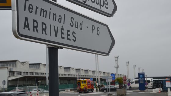 Le trafic aérien reprend progressivement à l'aéroport d'Orly. Il devrait être normal demain dimanche. 3 000 passagers ont été évacués après l'attaque du Terminal Sud. ©AFP - CITIZENSID
