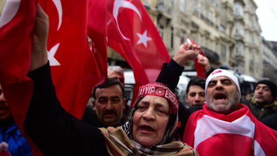 Manifestation devant le consulat néerlandais à Instanbul (12 mars 2017) ©AFP - YASIN AKGUL