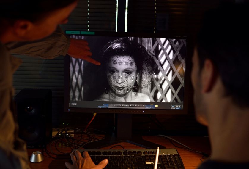 Des techniciens restaurent le film "Les Enfants du Paradis" de Marcel Carné, avec Arletty, laboratoire Eclair, 2012.
