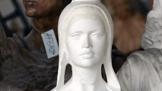 Buste de Marianne par Alain Aslan inspiré de Brigitte Bardot, dans la salle des moulage au musée du Louvre. ©AFP - François Guillot