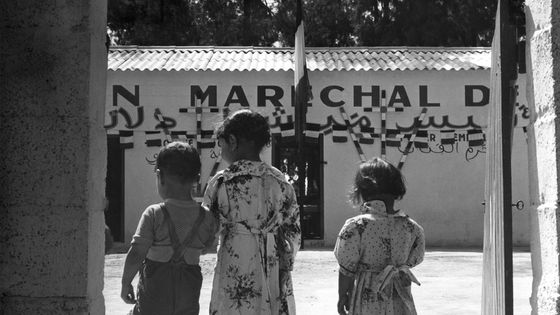 Guerre d'Algérie. Trois enfants devant le bâtiment de la Fondation "Maréchal de Lattre" à Palestro, Haute Kabylie - 1er juillet 1958 ©AFP - Intercontinentale